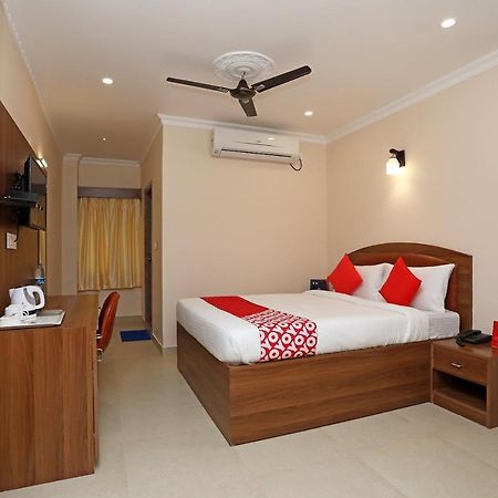 Oyo 13528 Kumud Plaza Hotel บูบันเนสชวาร์ ภายนอก รูปภาพ