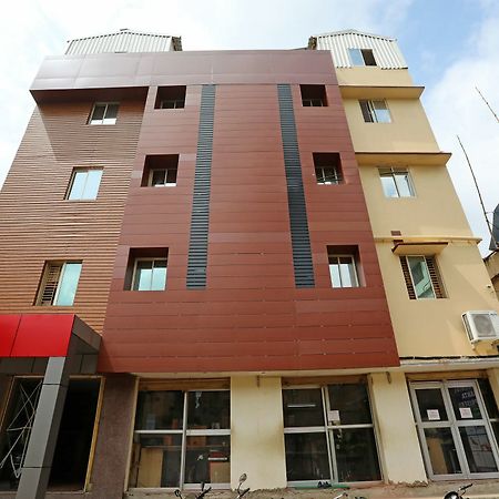 Oyo 13528 Kumud Plaza Hotel บูบันเนสชวาร์ ภายนอก รูปภาพ