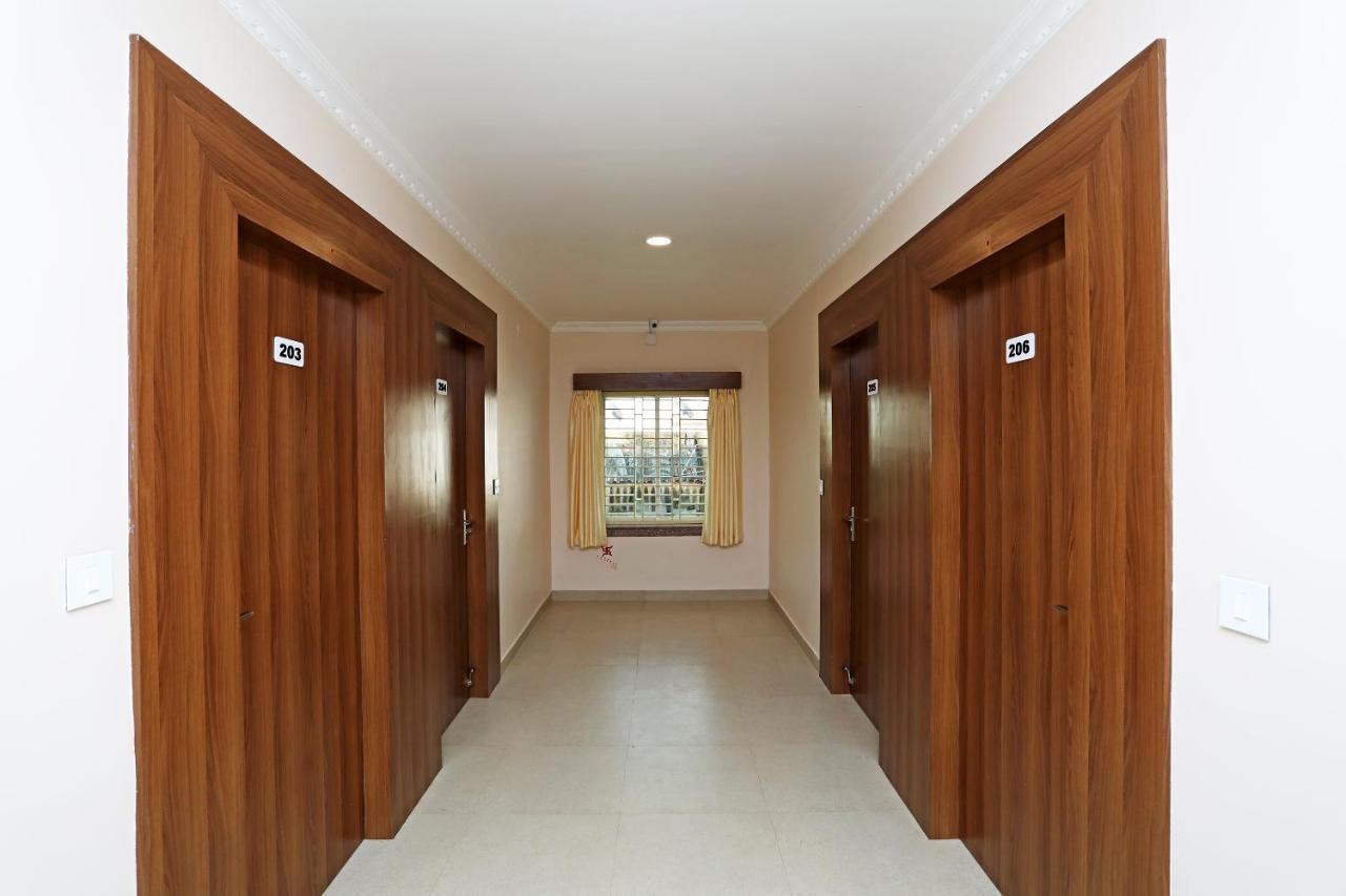 Oyo 13528 Kumud Plaza Hotel บูบันเนสชวาร์ ภายนอก รูปภาพ