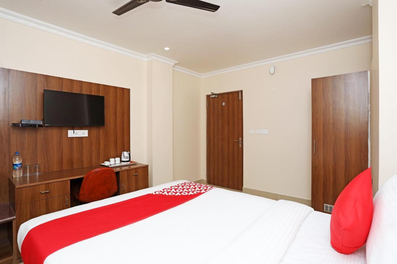 Oyo 13528 Kumud Plaza Hotel บูบันเนสชวาร์ ภายนอก รูปภาพ