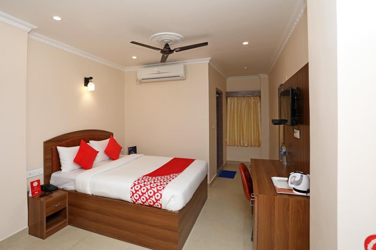 Oyo 13528 Kumud Plaza Hotel บูบันเนสชวาร์ ภายนอก รูปภาพ