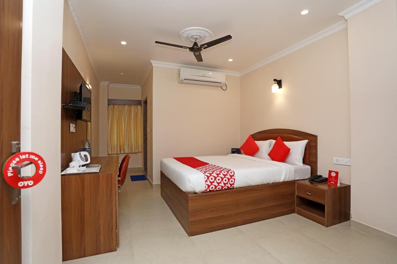 Oyo 13528 Kumud Plaza Hotel บูบันเนสชวาร์ ภายนอก รูปภาพ
