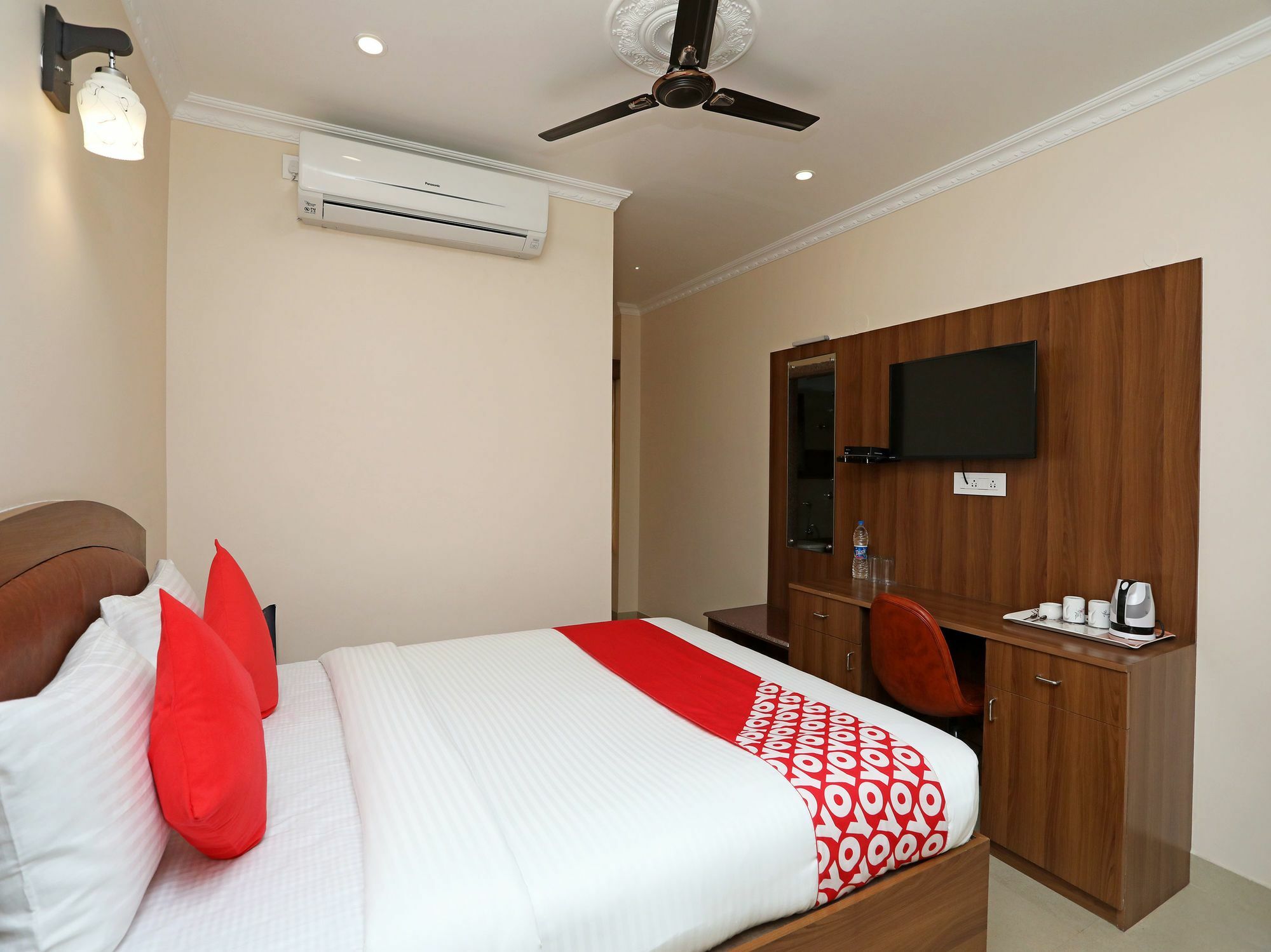 Oyo 13528 Kumud Plaza Hotel บูบันเนสชวาร์ ภายนอก รูปภาพ