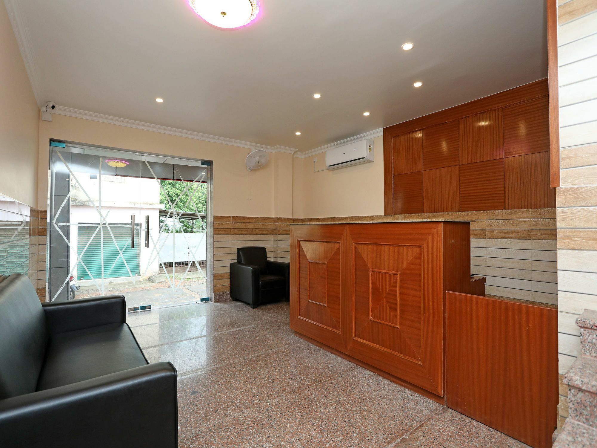 Oyo 13528 Kumud Plaza Hotel บูบันเนสชวาร์ ภายนอก รูปภาพ
