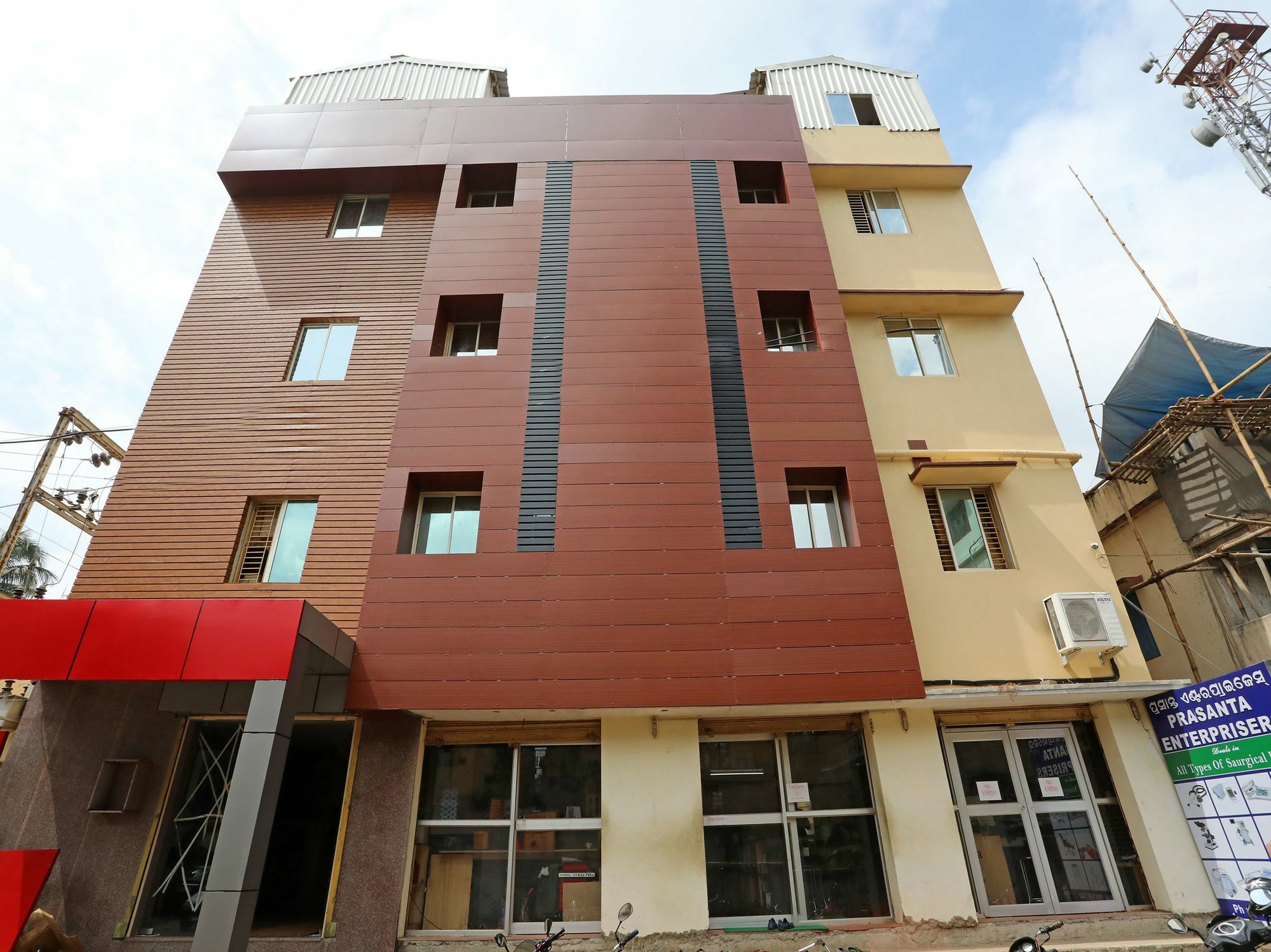 Oyo 13528 Kumud Plaza Hotel บูบันเนสชวาร์ ภายนอก รูปภาพ